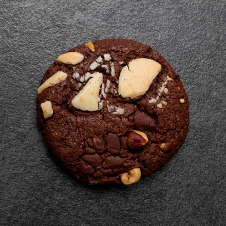 Handgemachter Cookie mit doppelter Schokolade und Haselnüssen, glutenfrei